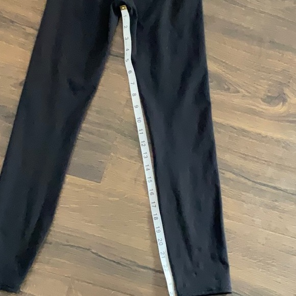 Vuori black ankle leggings
(12.24.68EB) - Picture 4 of 4